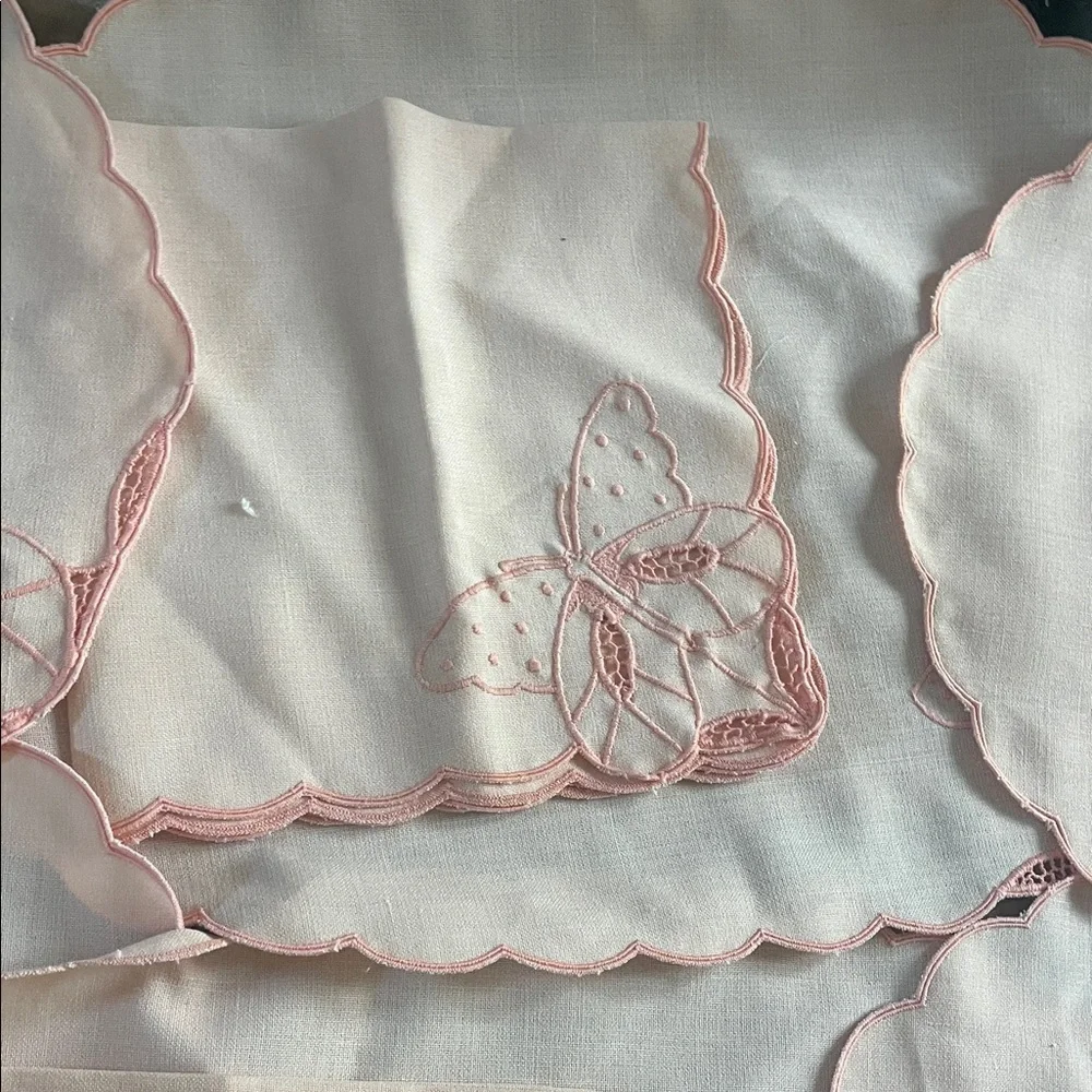 Classic Scalloped Embroidered Placemat and Napkin Set - Pink